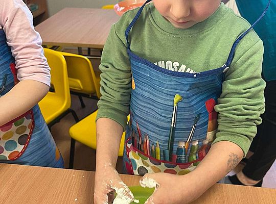 Dzieci ugniatają sztuczny śnieg