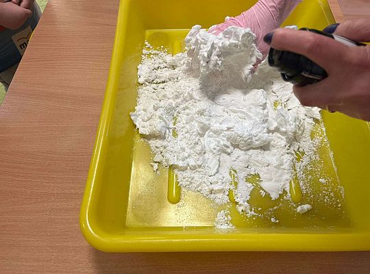 Pani łączy składniki sztucznego śniegu