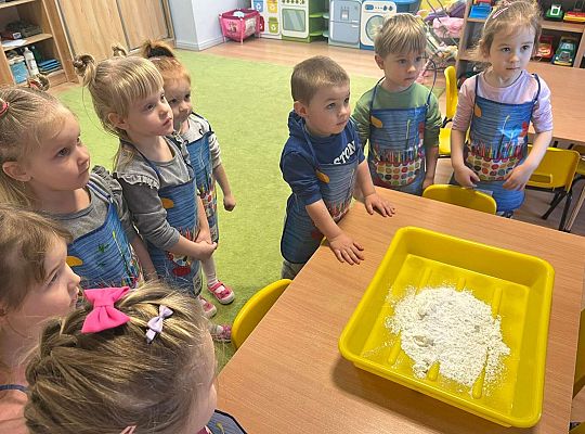 Dzieci eksperymentują z lodem