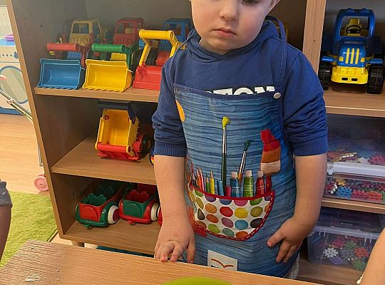 Dzieci ugniatają sztuczny śnieg