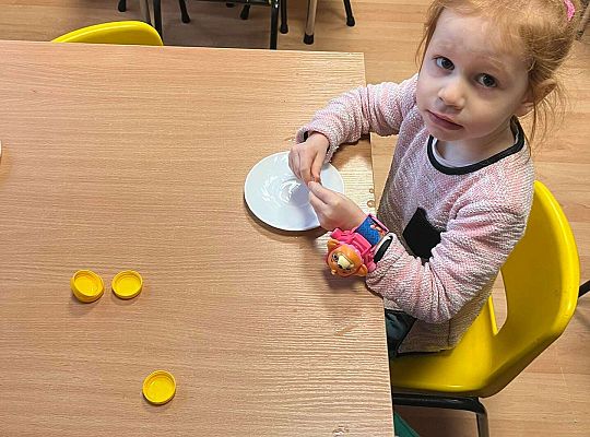 Dzieci eksperymentują z lodem