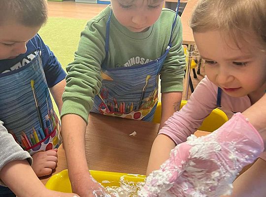 Dzieci ugniatają sztuczny śnieg