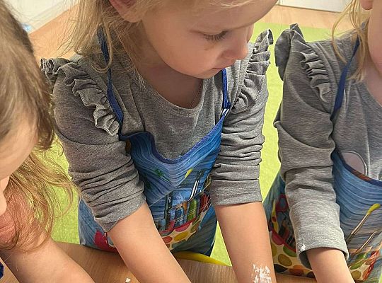 Dzieci ugniatają sztuczny śnieg