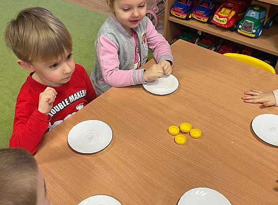 Dzieci eksperymentują z lodem