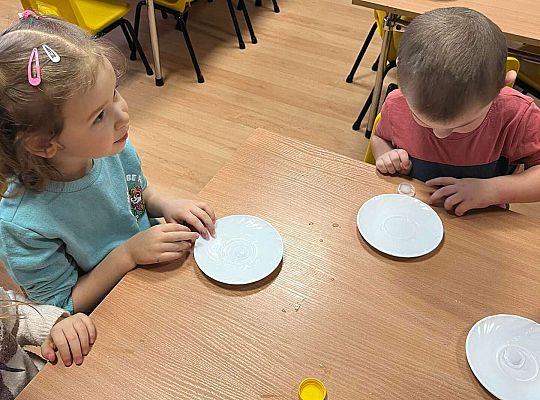 Dzieci eksperymentują z lodem