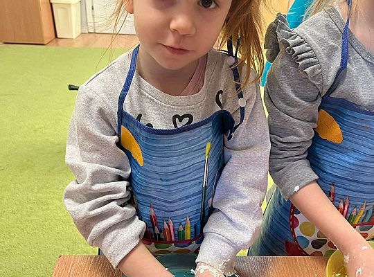 Dzieci ugniatają sztuczny śnieg