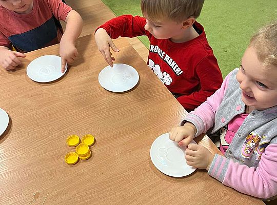 Dzieci eksperymentują z lodem