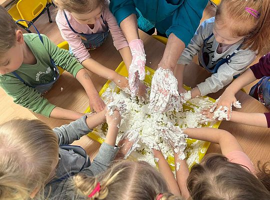 Dzieci ugniatają sztuczny śnieg