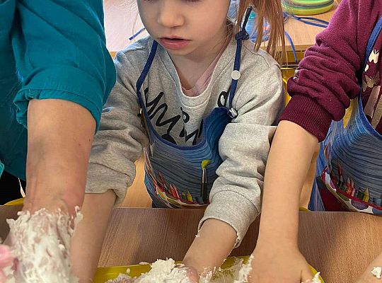 Dzieci ugniatają sztuczny śnieg