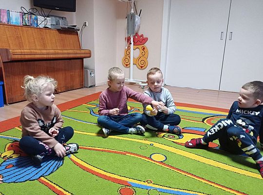 Dzieci przekazują sobie jajko na łyżce - ćwiczenie koncentracji