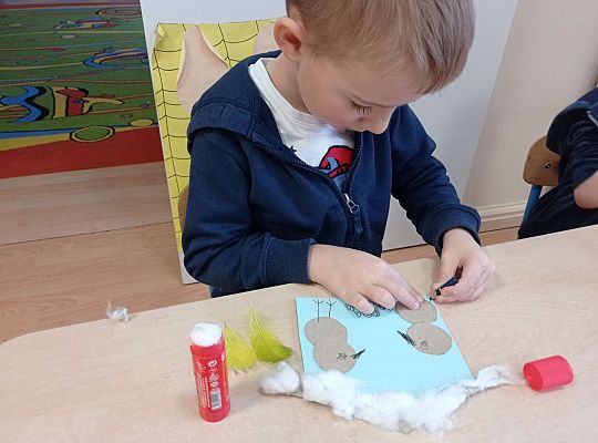 Dzieci wykonują karmnik