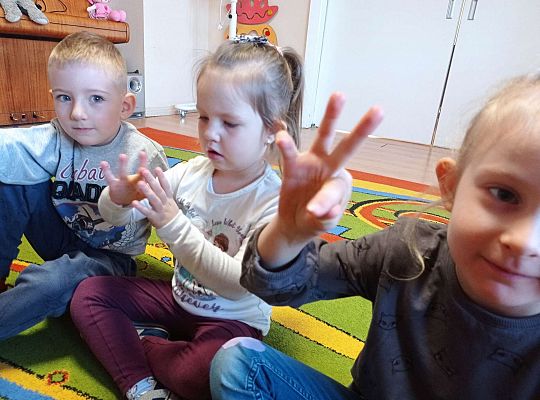 Dzieci ćwiczą motorykę małą z gumkami recepturkami