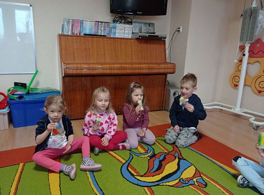 Dzieci grają na zrobionych wcześniej instrumentach