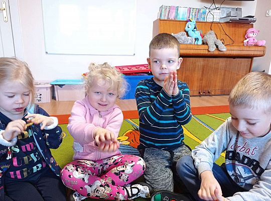 Dzieci ćwiczą motorykę małą z gumkami recepturkami