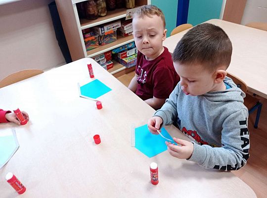 Dzieci wykonują karmnik