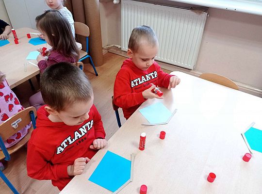 Dzieci wykonują karmnik