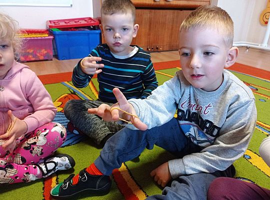 Dzieci ćwiczą motorykę małą z gumkami recepturkami