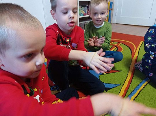 Dzieci ćwiczą motorykę małą z gumkami recepturkami