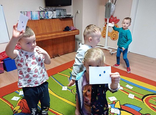 Dzieci przeliczają kropki na kartkach