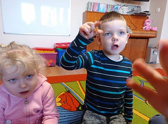 Dzieci ćwiczą motorykę małą z gumkami recepturkami