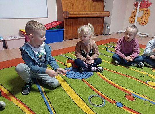 Dzieci przekazują sobie jajko na łyżce - ćwiczenie koncentracji