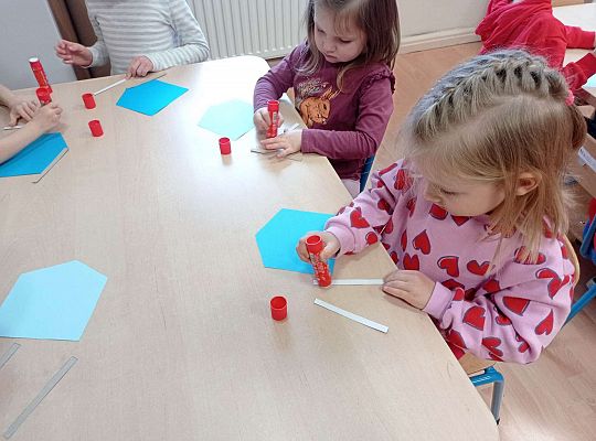 Dzieci wykonują karmnik