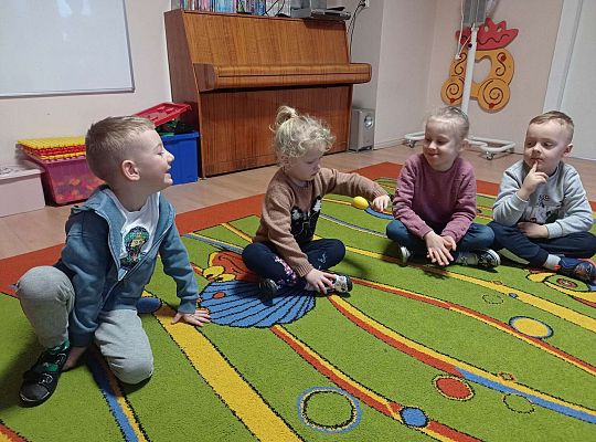 Dzieci przekazują sobie jajko na łyżce - ćwiczenie koncentracji