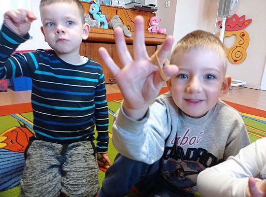 Dzieci ćwiczą motorykę małą z gumkami recepturkami