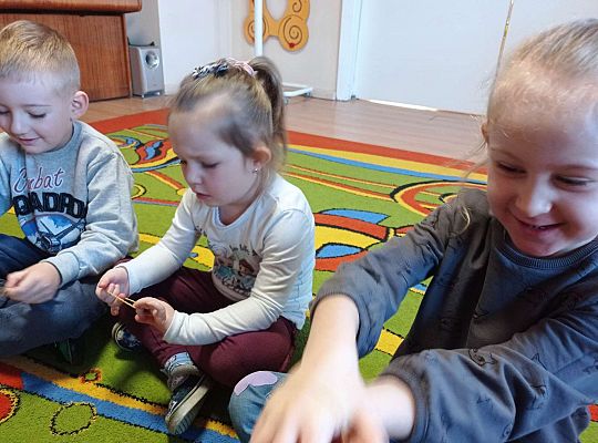 Dzieci ćwiczą motorykę małą z gumkami recepturkami