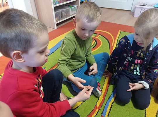 Dzieci ćwiczą motorykę małą z gumkami recepturkami