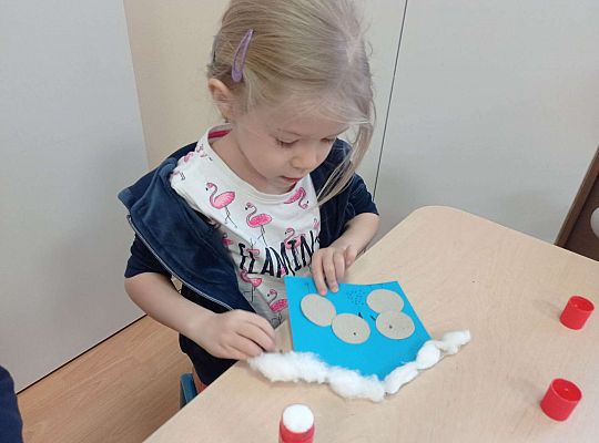 Dzieci wykonują karmnik