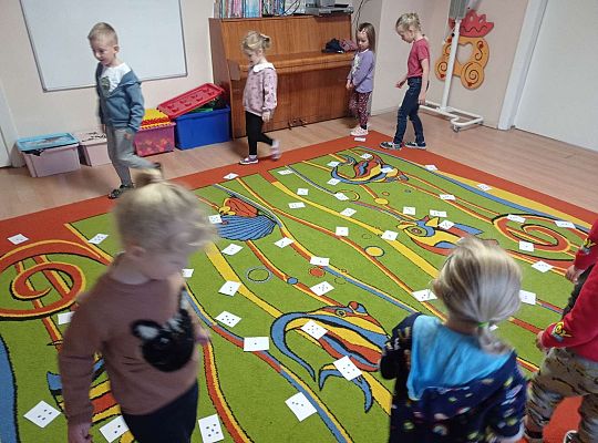 Dzieci przeliczają kropki na kartkach