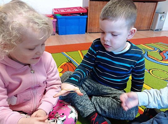 Dzieci ćwiczą motorykę małą z gumkami recepturkami