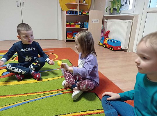 Dzieci przekazują sobie jajko na łyżce - ćwiczenie koncentracji