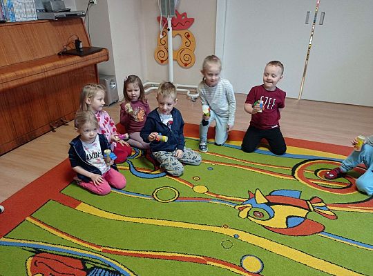 Dzieci grają na zrobionych wcześniej instrumentach