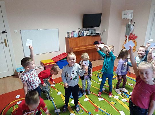 Dzieci przeliczają kropki na kartkach