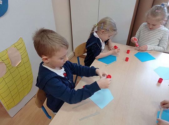 Dzieci wykonują karmnik