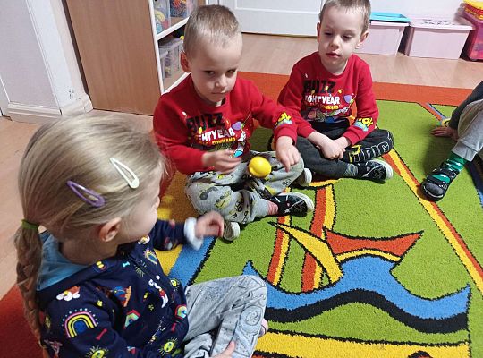 Dzieci przekazują sobie jajko na łyżce - ćwiczenie koncentracji