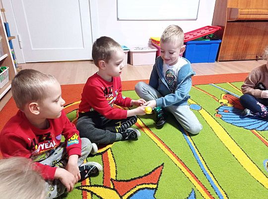 Dzieci przekazują sobie jajko na łyżce - ćwiczenie koncentracji