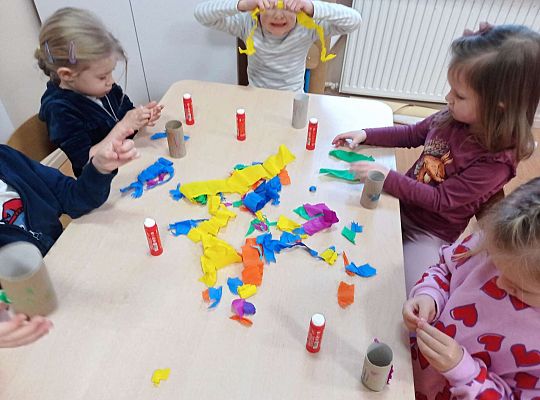 Dzieci wykonują instrument muzyczny z rolki po papierze toaletowym