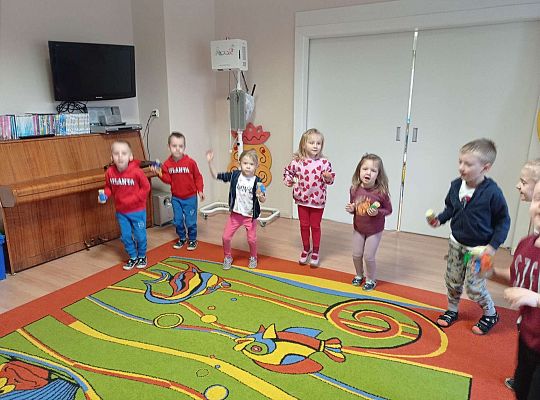 Dzieci grają na zrobionych wcześniej instrumentach