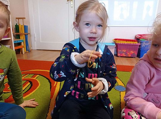 Dzieci ćwiczą motorykę małą z gumkami recepturkami