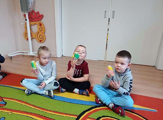 Dzieci grają na zrobionych wcześniej instrumentach