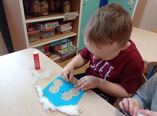 Dzieci wykonują karmnik