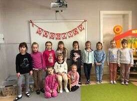 Zuzia na wspólnym zdjęciu z dziewczynkami z grupy