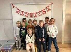 Zuzia na wspólnym zdjęciu z chłopcami z grupy