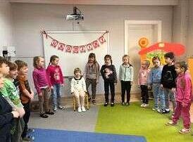 Dzieci śpiewają "sto lat" Zuzi