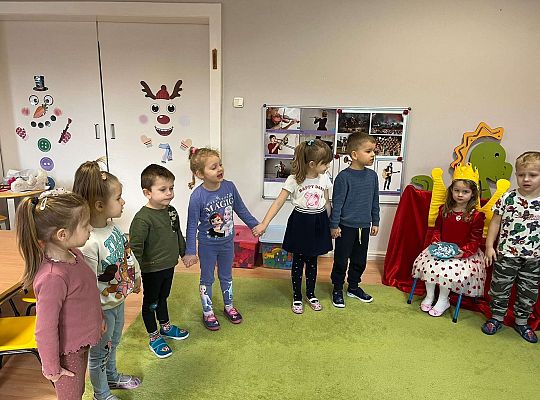 Dzieci śpiewają jubilatce 100 lat