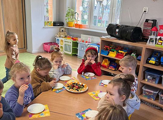 Dzieci jedzą urodzinowe owoce