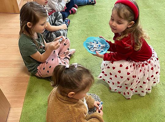 Jubilatka rozdaje cukierki